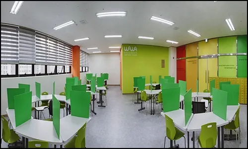 고등 영수학원 개별 책상과 칸막이가 있는 학습 공간